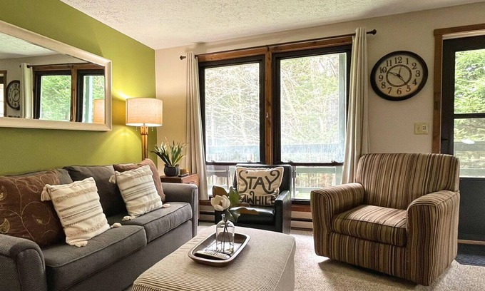 Snowshoe Apartment | Ridgewood 61 - Snowshoe, Short walk to the Powderidge Lift!