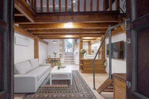 Historic Castle District Apartment | Right House - Small Garden in Old Town - Historical Castle District