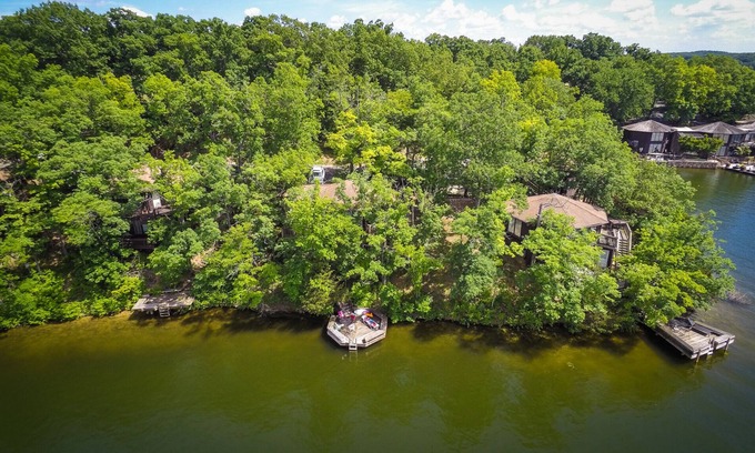 Village of Four Seasons House | RIGHT in The TREES Right on the Lake 24