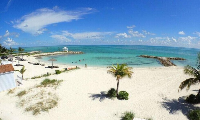 Palm Cay Villa | Right on the Beach | Private Garden | Family Friendly | Grill