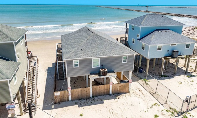 Surfside Beach House | Right on the sandy BEACH, Hot Tub!
