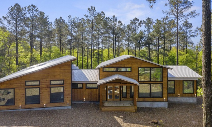 Hochatown House | Ring of Fire: 6BR & 6 Bath - Sleeps 24 - Hot tub, pool table, basketball court