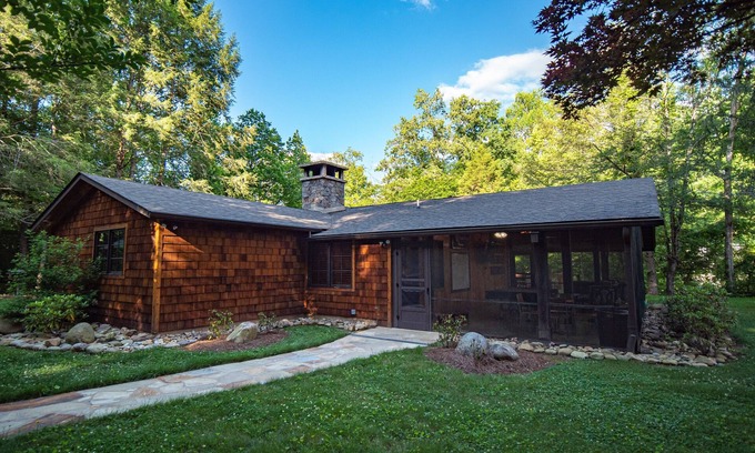 Pittman Center Cabin | Rippling Waters: Large Lodge Overlooking River with Beautiful View