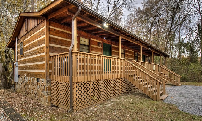 Cosby Cabin | Rippling Waters: Your Smoky Mnt Escape is Simply Stream-ing with Relaxation!