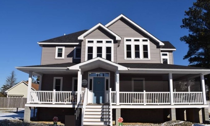 Deep Hole House | Rising Tide-Beautiful House w/Canal Views & Expansive Decks & Outdoor Space
