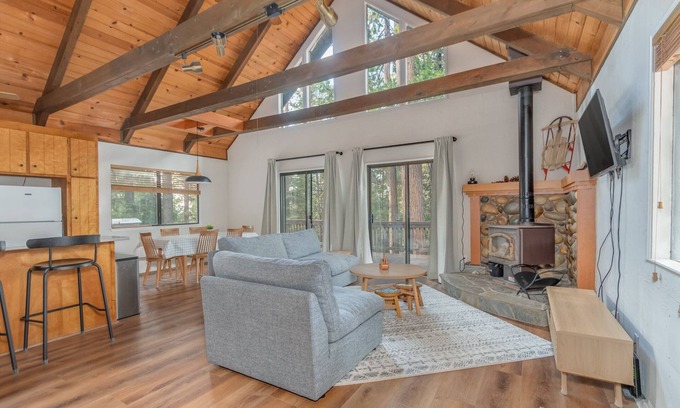 Arnold Cabin | Rivendell Retreat- Cozy Cabin in Blue Lake Springs