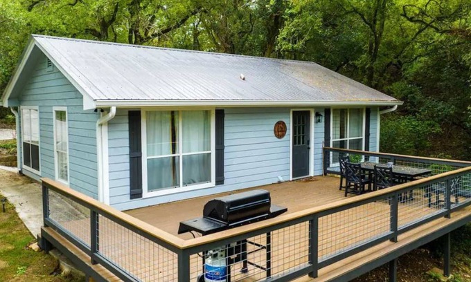 Kyle House | River Access | Fire Pit | BBQ | Deck | Sleeps 8