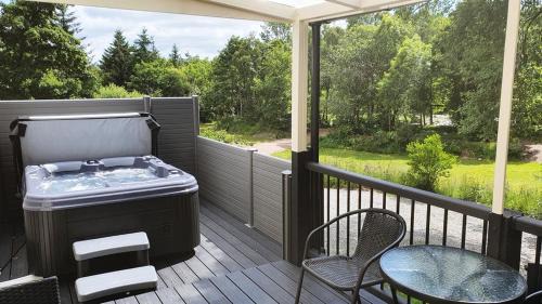 East Lewiston Apartment | River Cottage Hot tub spa