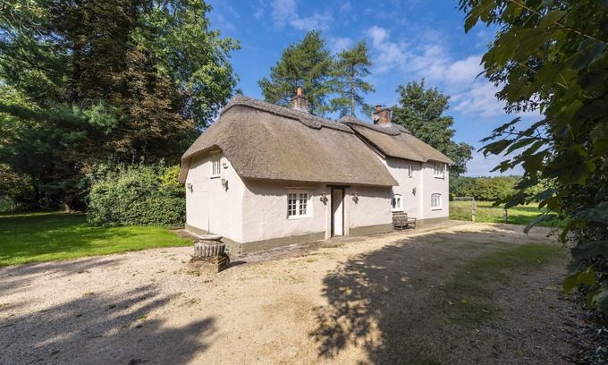 Dorchester Cottage | River cottage sits in a pretty rural setting with its own enclosed garden
