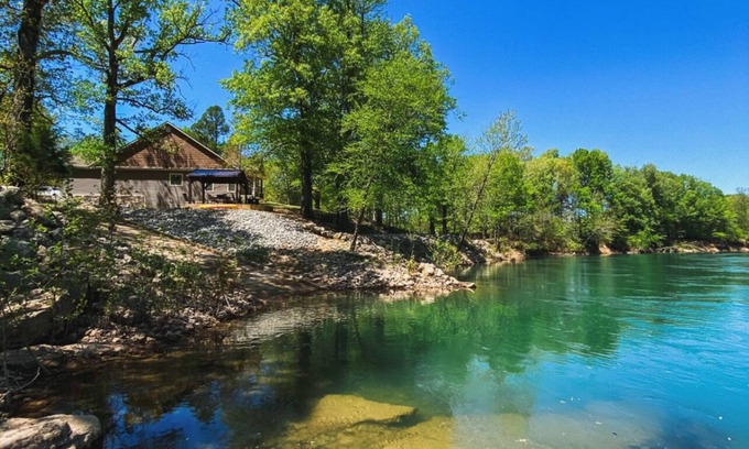 Warm Springs House | River Cottage with 6 bedrooms, 3 baths, playground and baby bed.
