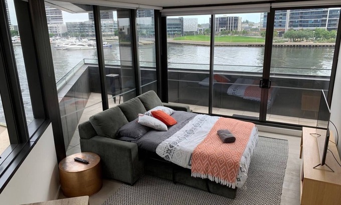 Docklands Apartment | River Delight: Free Parking, Gym