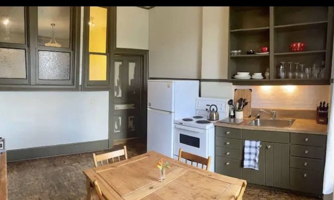 Stratford Apartment | River Facing Condo - 2 bedroom w/kitchen 3rd floor