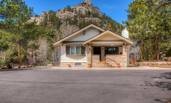 Estes Park House | River Front Home, Hot Tub, Game Room, Disc Golf Course, Walk 2 Town!