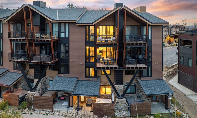 Winter Park House | River Front Luxury Villa 244 I Private Hot Tub I Great Views I Best Price I Discounted Attractions