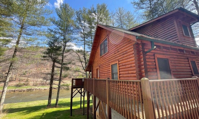 Crumpler Cabin | River Front, Pet Friendly, Hot Tub, Fishing, Gas Frpl, fire pit, WIFI