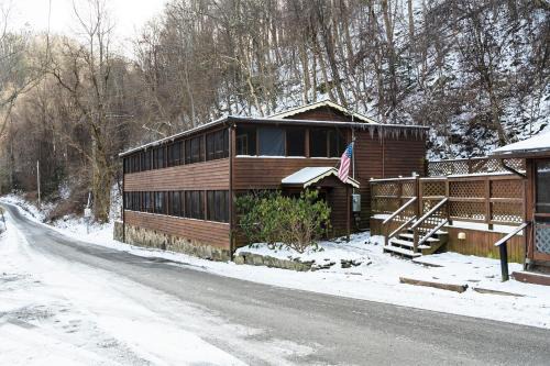 Elkins Hotel | River Front Resort