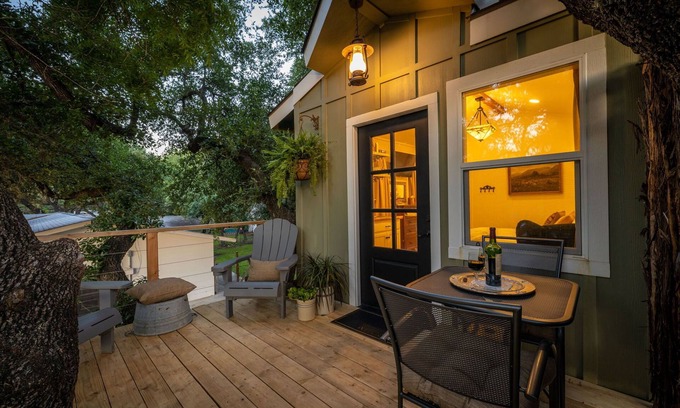Gruene Apartment | River Haven Treehouse w/Hot Tub by Gruene!
