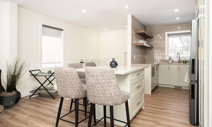 Tuxedo House | River Heights + Trendy 3 Bdr + Amazing Location (245)