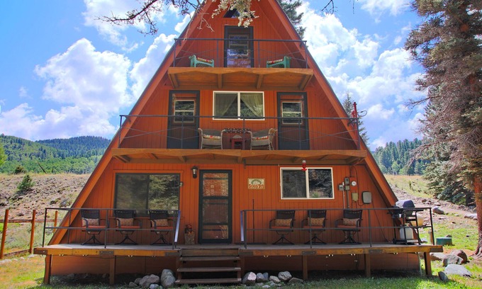 Red River Cabin | RIVER IN YOUR FRONT YARD!/Suspended Fireplace/Perfect for Families & Groups/PETS