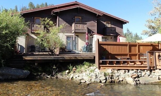 Red River Condo | "River John" Prime Riverfront Townhouse! 1 block to ski-in town! WIFI, pet friendly