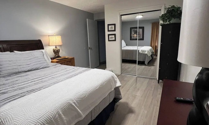 Madison House | River Living - One Story - 2 bd/2ba - On the River - 2Blks to Main St - VIEWS