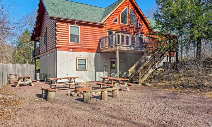 White Haven House | River Lodge-Hot tub-Hiking-River Front