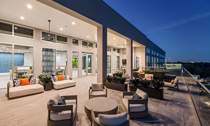 The Galleria Apartment | River Oaks 1 bedroom apartment with gym and pool