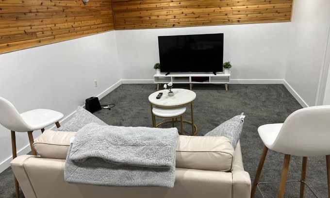 St. Vital House | River Park South - 2 Bedroom Basement Suite