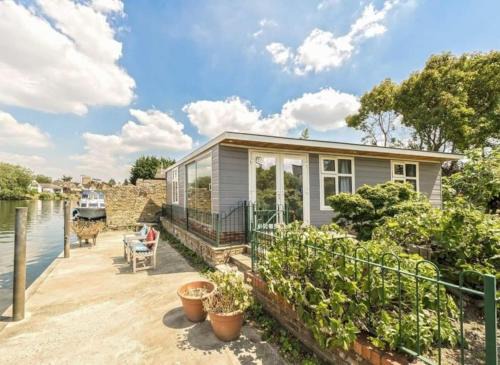 Staines Apartment | RIVER RETREAT- near Holloway U, Thorpe Park and Heathrow airport
