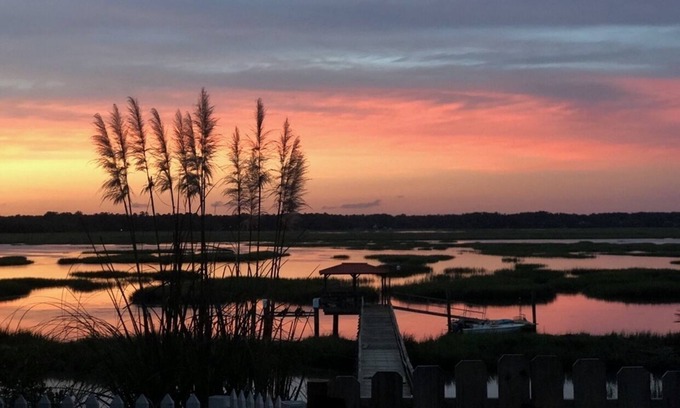Beaufort House | River Retreat- Waterfront- Hot Tub- 1 MI from Parris Island