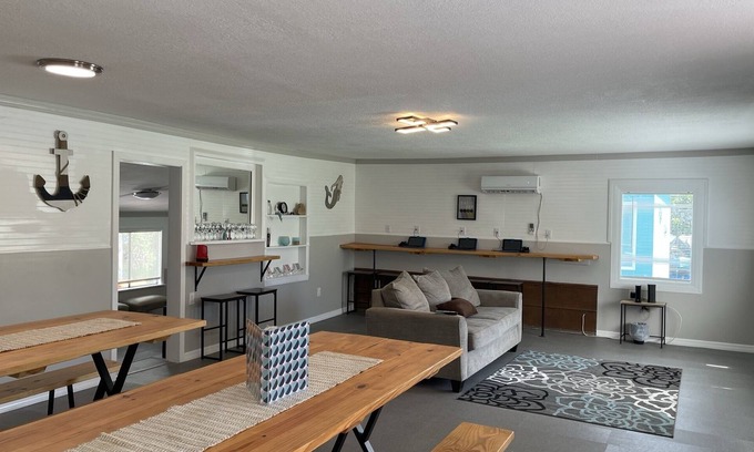 Weeki Wachee Gardens House | RIVER RETREAT WITH VOLLEYBALL COURT! SLEEPS UP TO 20GUESTS!