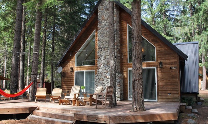 Enumclaw House | River Rock Cabin: Your Gateway to Pine-Scented Bliss & Mountain Excursions