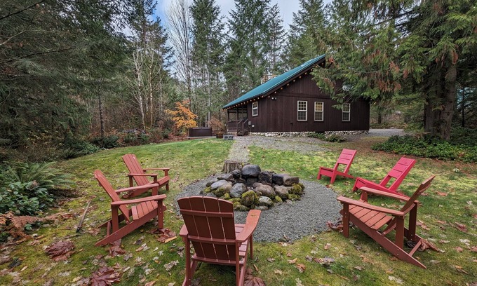 Skykomish Ski Chalet | River Rock Chalet - Hot Tub, Pets, EV Charger, Minutes to Stevens Pass