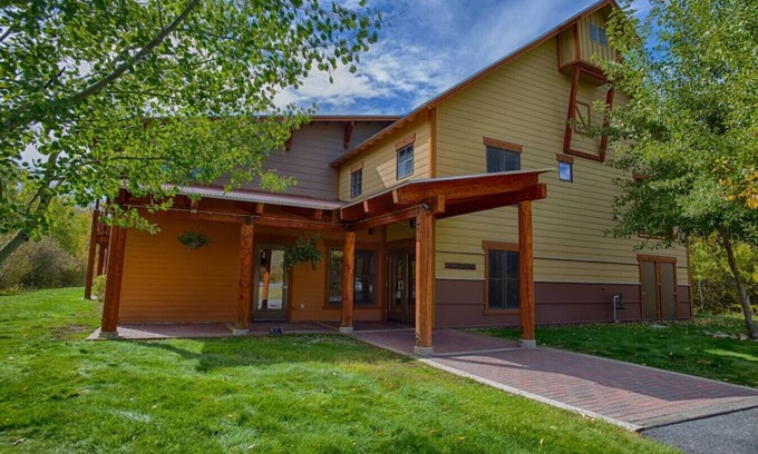 Driggs Condo | River Rock Retreat: Cozy & Light, In-unit laundry, Hot Tub, Close to Grand Targhee