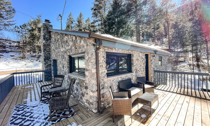 Cascade-Chipita Park House | ♥︎River Rocks Retreat♥︎HOT TUB/FIRE PIT/MTN VIEWS