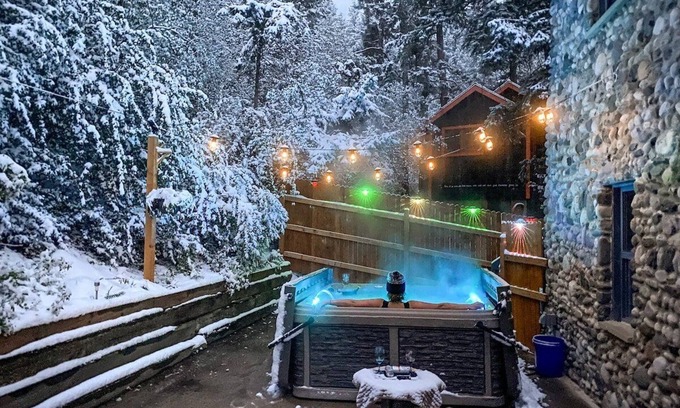 Cascade-Chipita Park House | River Rocks Retreat | Hot Tub | Fire Pit | Views!