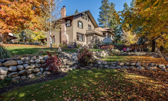 Leavenworth House | River's Echo ~ Downtown Leavenworth ~ Hot Tub ~ Walk Everywhere!