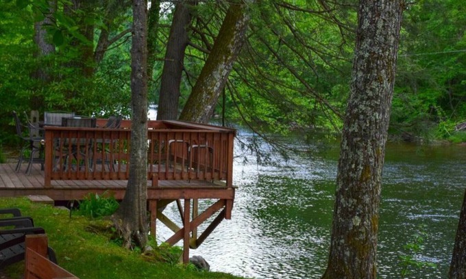 Elkins Cabin | River’s Edge Cabin- Perfect for Romance/Outdoor Adventures/Relaxation