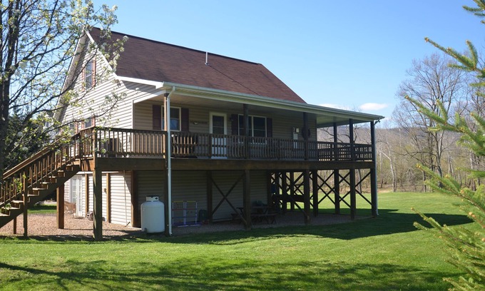Rileyville House | River's Edge: Shenandoah Riverfront Cabin