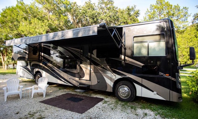 Homosassa Bed & Breakfast | River Safaris New Class A Motorcoach Homosassa with River Accessibility