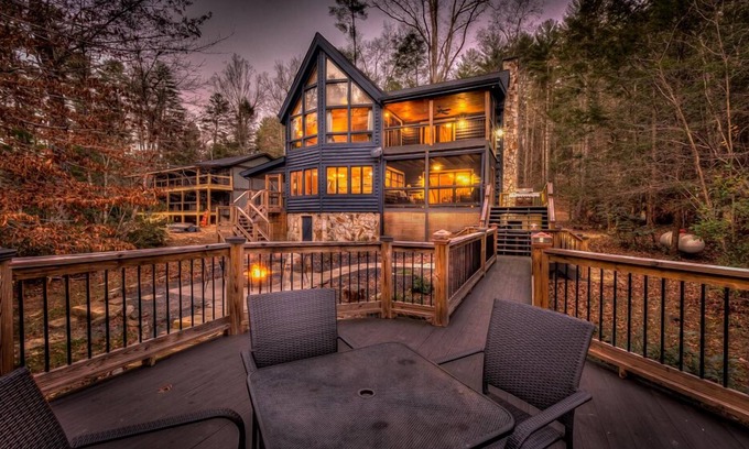 Blue Ridge Cabin | River Serenity - Deck on Toccoa River | Fire Pit | Billiards | Foosball