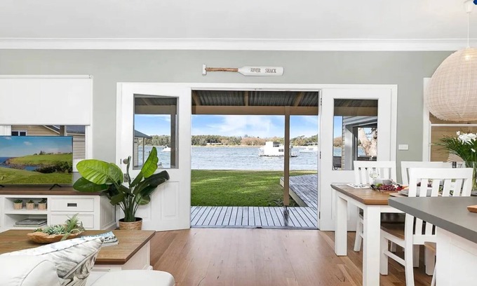 Shoalhaven Heads House | River Shack – absolute river frontage looking across to Comerong Island