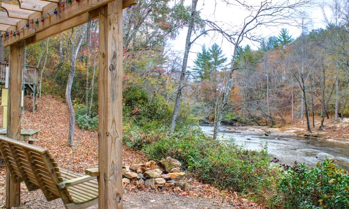Helen Cabin | RIVER SHOALS 4 BR 2.5BA On Chattahoochee River | Family Vacation | Hot Tub