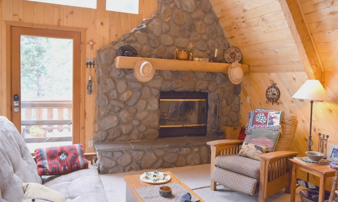 Red River House | River Song - On The River - Upper Valley - Secluded - Great Views - Pet Friendly