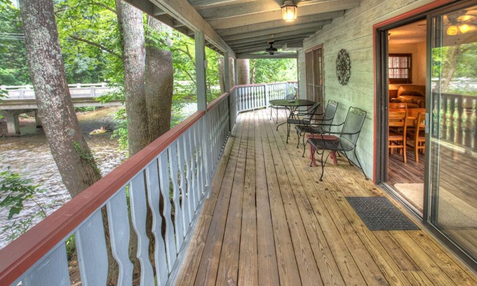 Helen House | River Song| Riverfront, Hot Tub, Covered Porch, Walking Distance to Alpine Helen