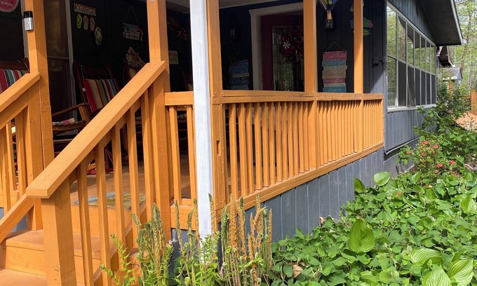 Blue Ridge House | River Soundscapes Retreat! Pet Friendly. Aska Adventure Area! 10 minutes to town
