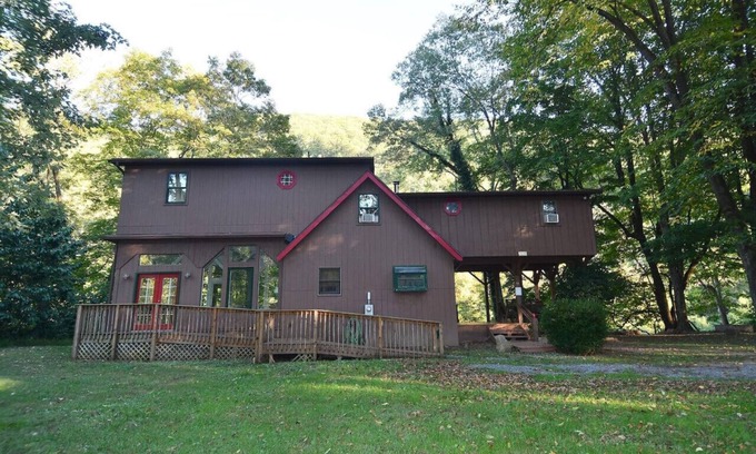 Great Cacapon House | River Time Cabin -riverfront, wifi, screen porch, 3 king beds, view, wood stove