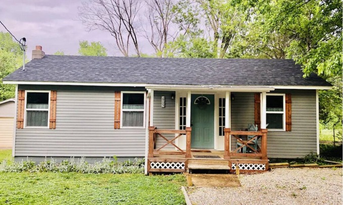 Van Buren House | River Time Cottage Get Away! 1/2 Mile from Current River!