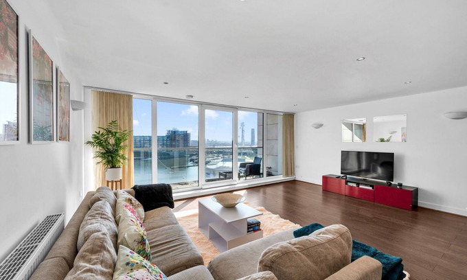 Docklands Apartment | River View 2 Bed with parking 5 mins walk to Excel