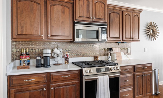 Jeffersonville House | River View - 3 King Beds - Modern -Bourbon Trail